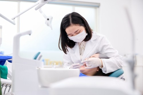 Bác sĩ tư vấn niềng răng