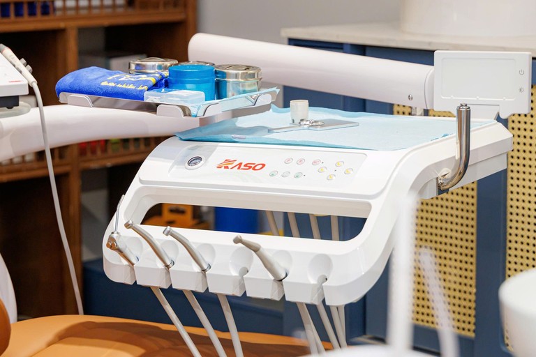 Ghế điều trị và máy chụp X-quang