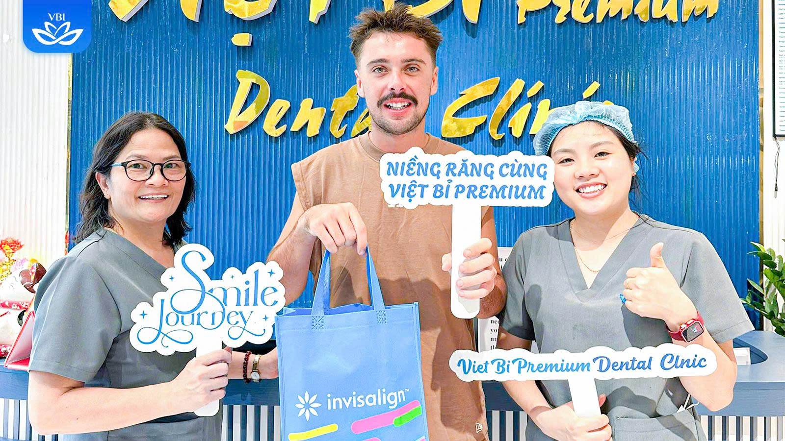 Khách nước ngoài trải nghiệm dịch vụ điều trị cùng bác sĩ niềng răng invisalign giỏi tại Nha khoa Việt Bỉ