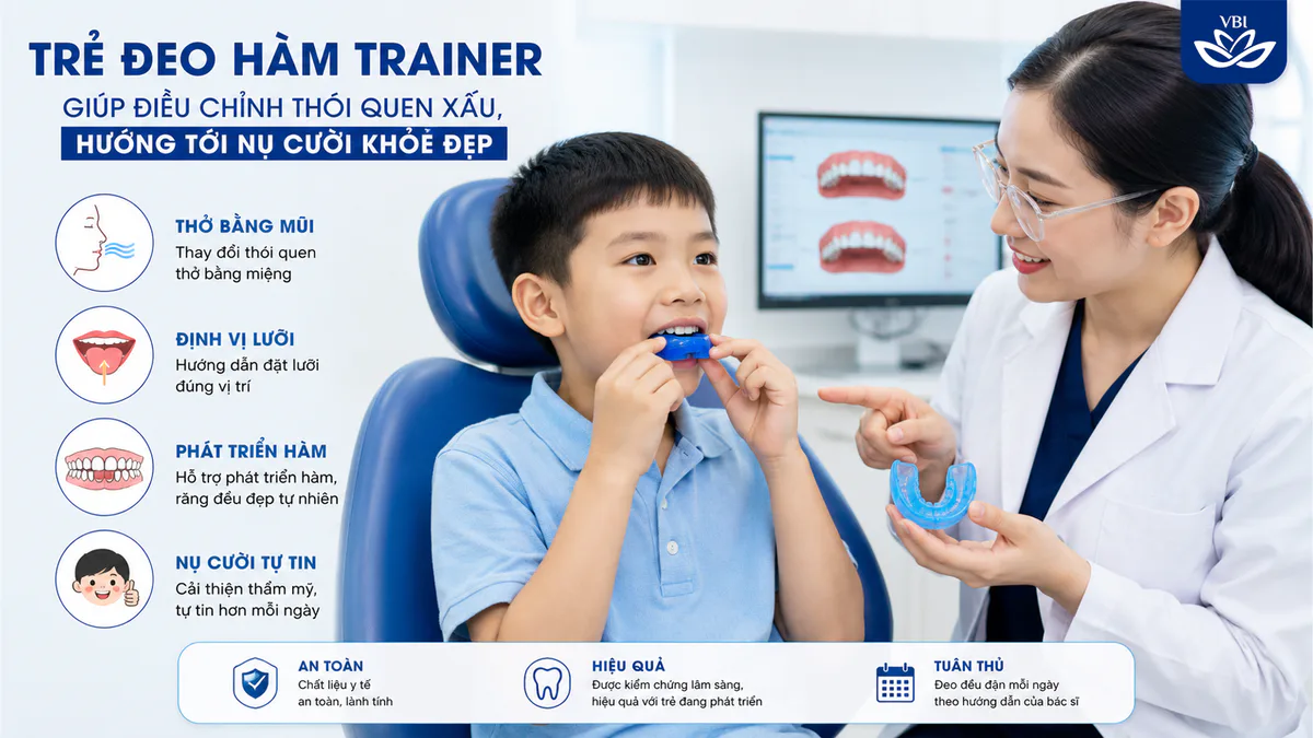 Trẻ nhỏ đeo hàm trainer silicon y tế để điều chỉnh thói quen xấu và tư thế lưỡi dưới sự theo dõi của bác sĩ chuyên khoa